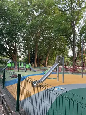 Aire de jeux pour enfants de l'établissement Magnifique studio rénové en juin 2025 au centre ville de Vaux-sur-Seine