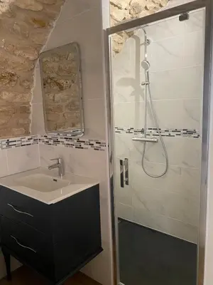 Salle de bains dans l'établissement Sous les voûtes