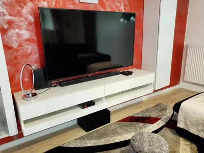 Télévision ou salle de divertissement dans l'établissement Le Petit Versailles