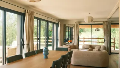 Coin salon dans l'établissement Maison Canadienne au bord du lac
