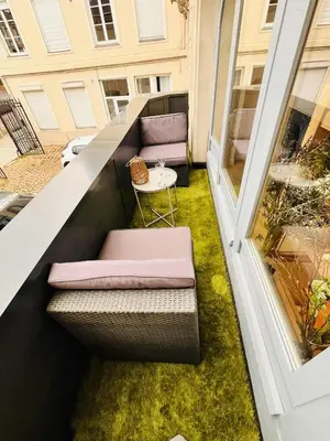 Coin salon dans l'établissement L'Écrin de Pierre T1 bis balcon