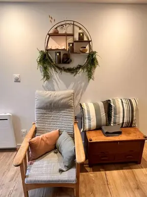 Coin salon dans l'établissement L'Écrin de Pierre T1 bis balcon