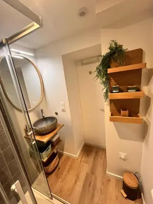 Salle de bains dans l'établissement L'Écrin de Pierre T1 bis balcon