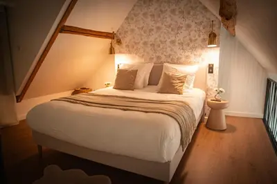 Un ou plusieurs lits dans un hébergement de l'établissement La Parenthèse Suites - appartement luxueux avec sauna et baignoire balnéo