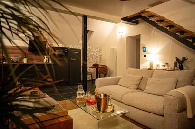 Coin salon dans l'établissement La Parenthèse Suites - appartement luxueux avec sauna et baignoire balnéo