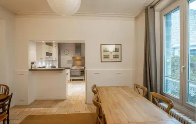 Cuisine ou kitchenette dans l'établissement Charmante Maison De Ville