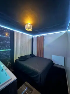 Un ou plusieurs lits dans un hébergement de l'établissement Appartement luxueux avec jacuzzi Cergy gare