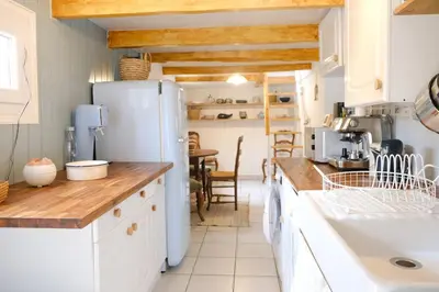 Cuisine ou kitchenette dans l'établissement La petite Cabane, 200m de la plage
