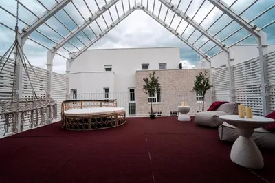 Coin salon dans l'établissement Triplex Design avec Rooftop et Salle Cinéma