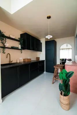 Cuisine ou kitchenette dans l'établissement Triplex Design avec Rooftop et Salle Cinéma