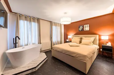 Un ou plusieurs lits dans un hébergement de l'établissement La Luxury - HyperCentre - Baignoire confort - Ambiance 5 étoiles