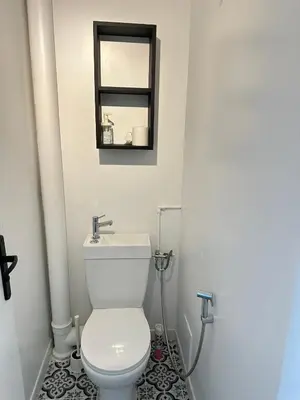 Salle de bains dans l'établissement Confort et Verdure 2 Pièces Moderne avec Parking à Domont by Immo Kit Bnb