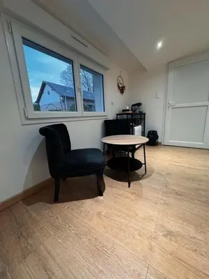 Coin salon dans l'établissement Chambre indépendante avec salle de bain et toilettes