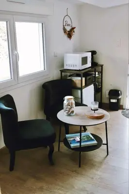 Coin salon dans l'établissement Chambre indépendante avec salle de bain et toilettes