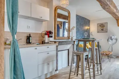 Cuisine ou kitchenette dans l'établissement Authentique 3 nid urbain au charme envoûtant en plein coeur de Rouen