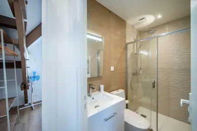 Salle de bains dans l'établissement CHRISST RÉDEMPTEUR - Self Checkin Automatique - Netflix - 15 min Giverny