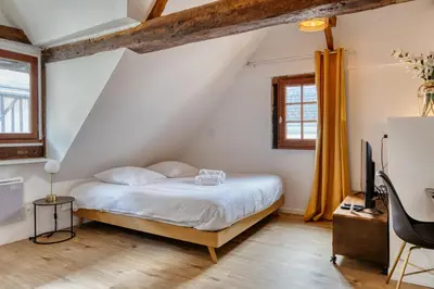 Un ou plusieurs lits dans un hébergement de l'établissement Eveil 4 le refuge lumière sous les toits de Rouen