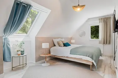 Un ou plusieurs lits dans un hébergement de l'établissement Magnifique Maison, Spacieuse & Élégante - 5 chambres, terrasse & Parking