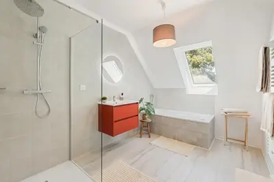 Salle de bains dans l'établissement Magnifique Maison, Spacieuse & Élégante - 5 chambres, terrasse & Parking