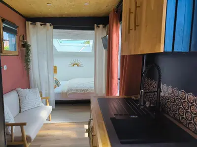 Coin salon dans l'établissement La Mini Éole - Séjour insolite entre Rouen et Dieppe
