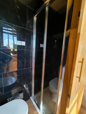 Salle de bains dans l'établissement La Mini Éole - Séjour insolite entre Rouen et Dieppe