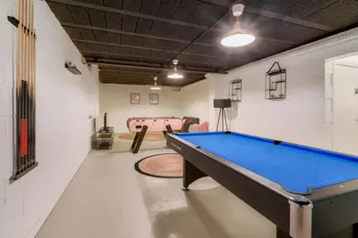 Billard dans l'établissement Charming countryside home near Rouen with pool