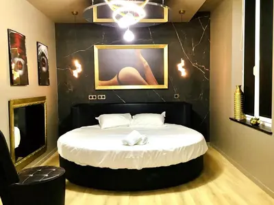 Un ou plusieurs lits dans un hébergement de l'établissement Un des sens, vue port, Sauna et Spa