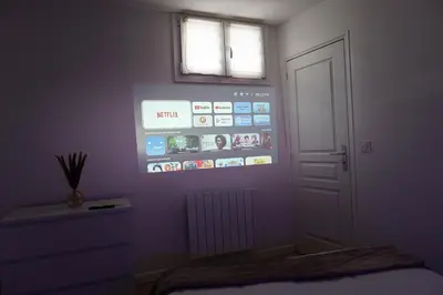 Télévision ou salle de divertissement dans l'établissement Le Soleil Cormeillais