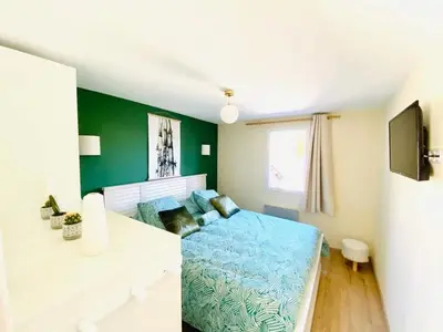 Télévision ou salle de divertissement dans l'établissement tranquillité- jardin- WIFI- gite Père Louis