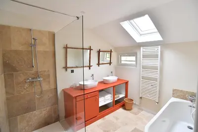 Salle de bains dans l'établissement La Maison Forestière