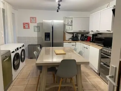Cuisine ou kitchenette dans l'établissement gite 4 chambres avec salle de douche et WC privative