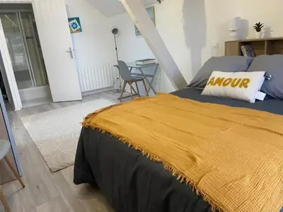 Un ou plusieurs lits dans un hébergement de l'établissement gite 4 chambres avec salle de douche et WC privative