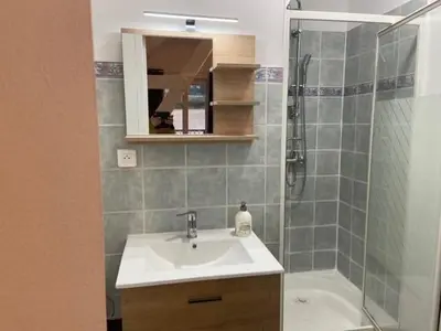 Salle de bains dans l'établissement gite 4 chambres avec salle de douche et WC privative