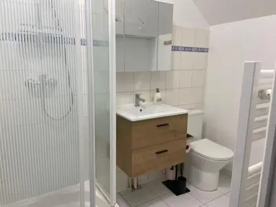 Salle de bains dans l'établissement gite 4 chambres avec salle de douche et WC privative