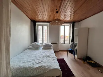 Un ou plusieurs lits dans un hébergement de l'établissement Agréable appartement neuf et lumineux