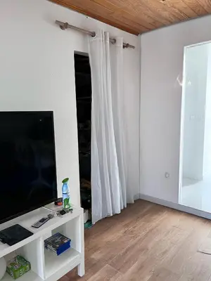 Télévision ou salle de divertissement dans l'établissement Agréable appartement neuf et lumineux