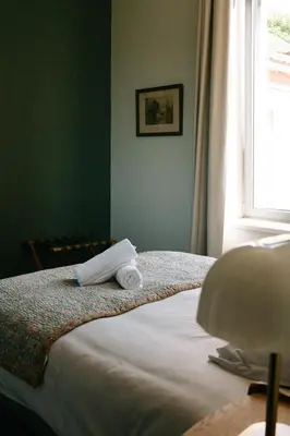Un ou plusieurs lits dans un hébergement de l'établissement Maison Eudoise, piscine et spa