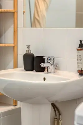 Salle de bains dans l'établissement Célestine mignon F2 en centre ville de Rouen - Proximité Donjon de Rouen