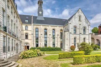 Jardin de l'établissement Célestine mignon F2 en centre ville de Rouen - Proximité Donjon de Rouen
