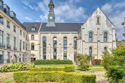 Jardin de l'établissement Célestine mignon F2 en centre ville de Rouen - Proximité Donjon de Rouen