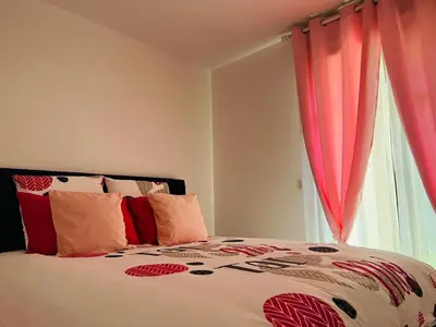 Un ou plusieurs lits dans un hébergement de l'établissement Apartment T2 L'Isle Adam, Garden Terrace