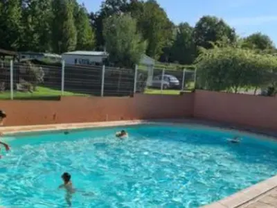 Piscine de l'établissement Chalet 2 Chambres pour 5 Personnes avec Terrasse - API-1-52-537 ou située à proximité