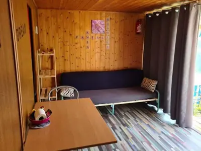 Coin salon dans l'établissement Chalet 2 Chambres pour 5 Personnes avec Terrasse - API-1-52-537