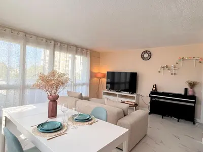 Télévision ou salle de divertissement dans l'établissement Jolie Chambre Confortable