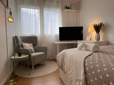 Un ou plusieurs lits dans un hébergement de l'établissement Jolie Chambre Confortable