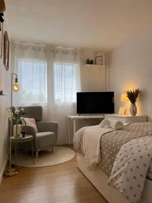 Télévision ou salle de divertissement dans l'établissement Jolie Chambre Confortable