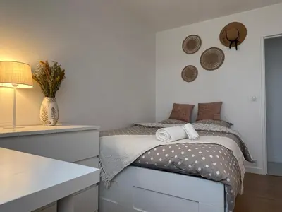 Un ou plusieurs lits dans un hébergement de l'établissement Jolie Chambre Confortable