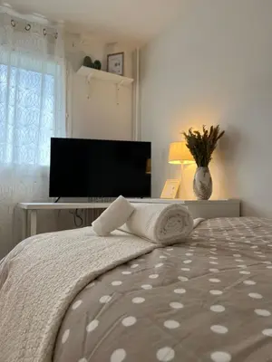 Un ou plusieurs lits dans un hébergement de l'établissement Jolie Chambre Confortable