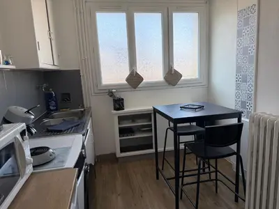 Cuisine ou kitchenette dans l'établissement Studio cosy en hypercentre de Louviers
