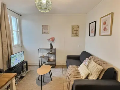 Coin salon dans l'établissement Superbe studio Cosy pour une ESCAPADE au Coeur de Senlis-Idéal pour Couples Voyageurs & Professionnels